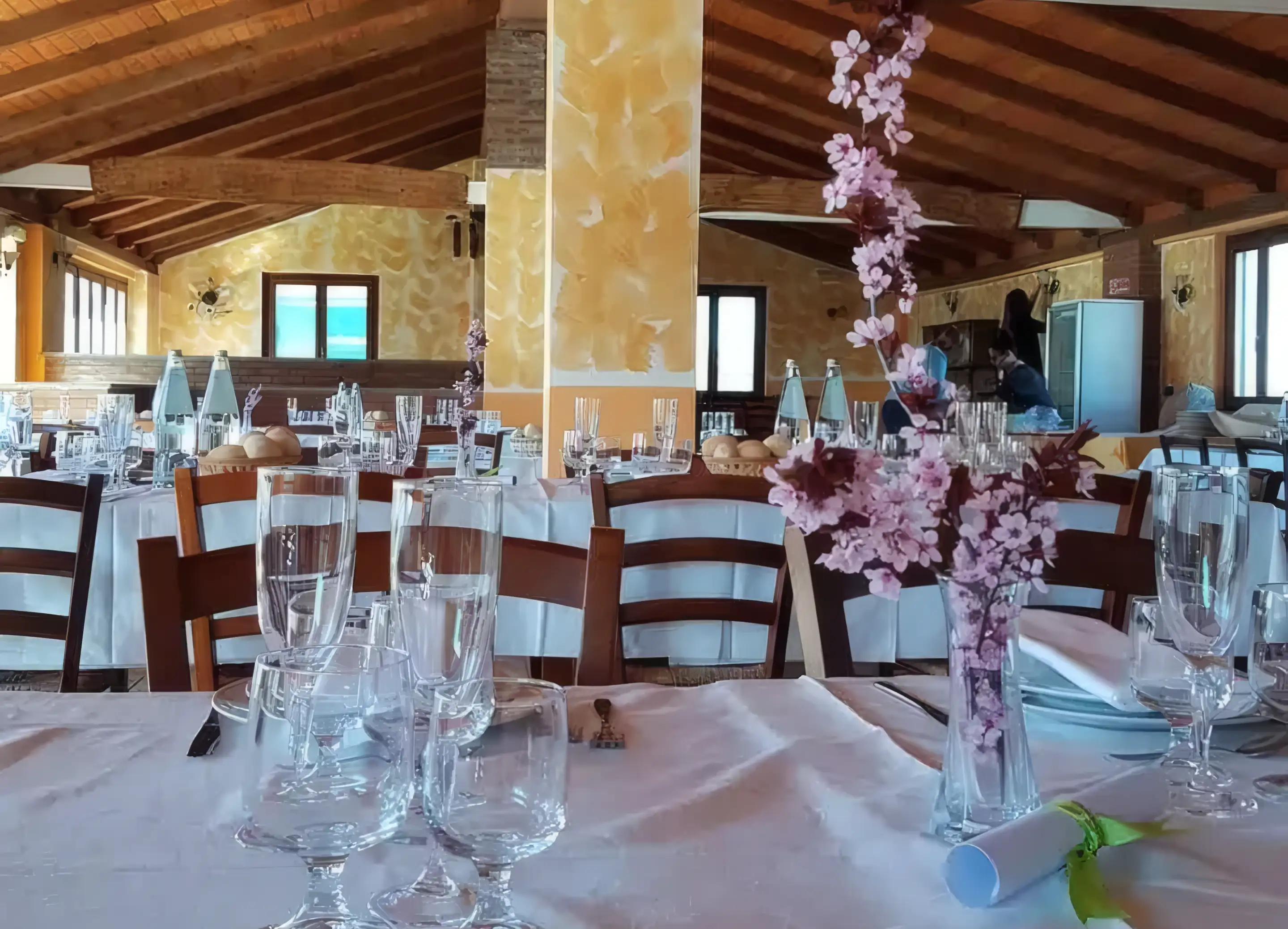 Sala del ristorante della Cascina Il Gelso