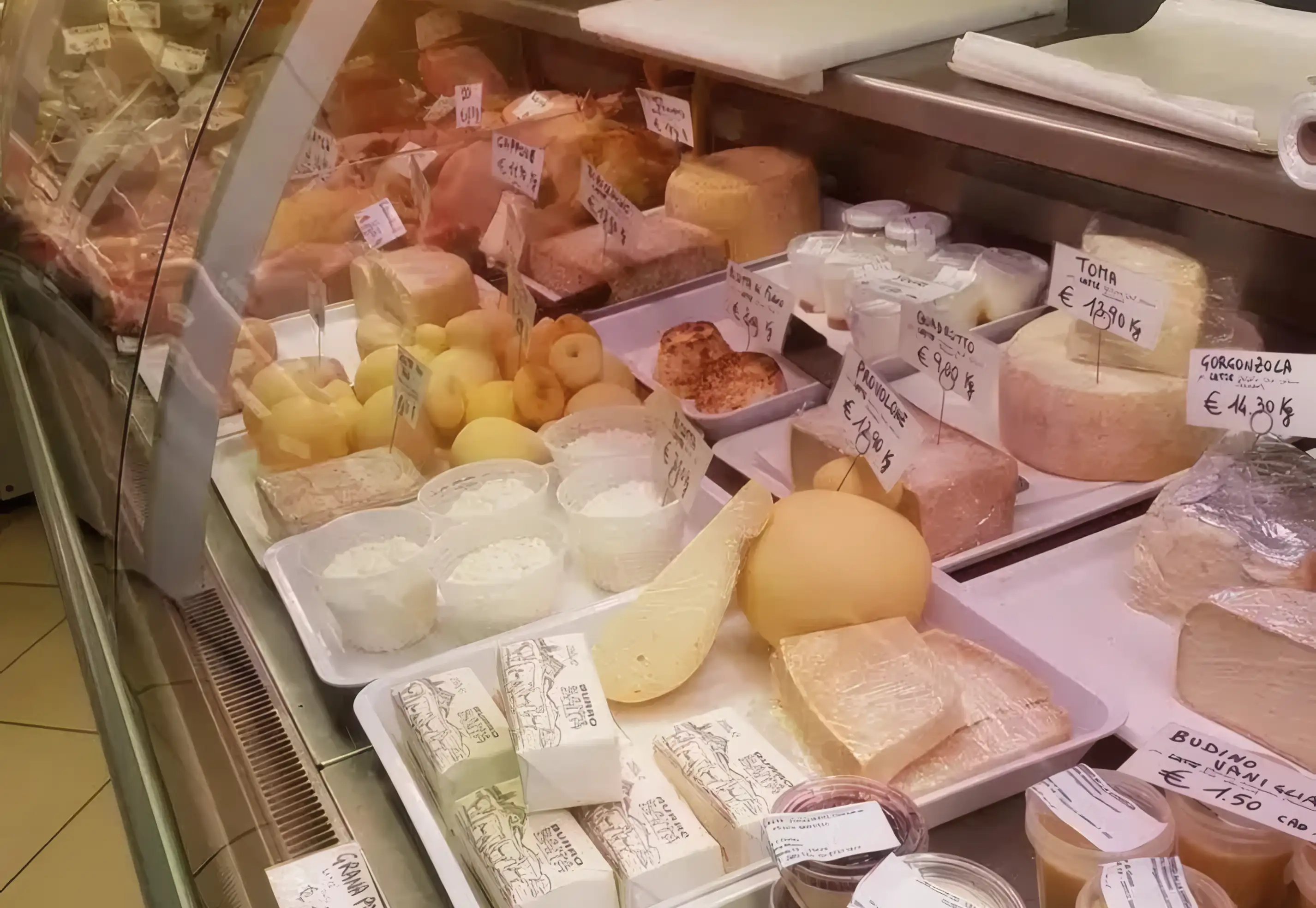 Banco dello spaccio agricolo con salumi e formaggi
