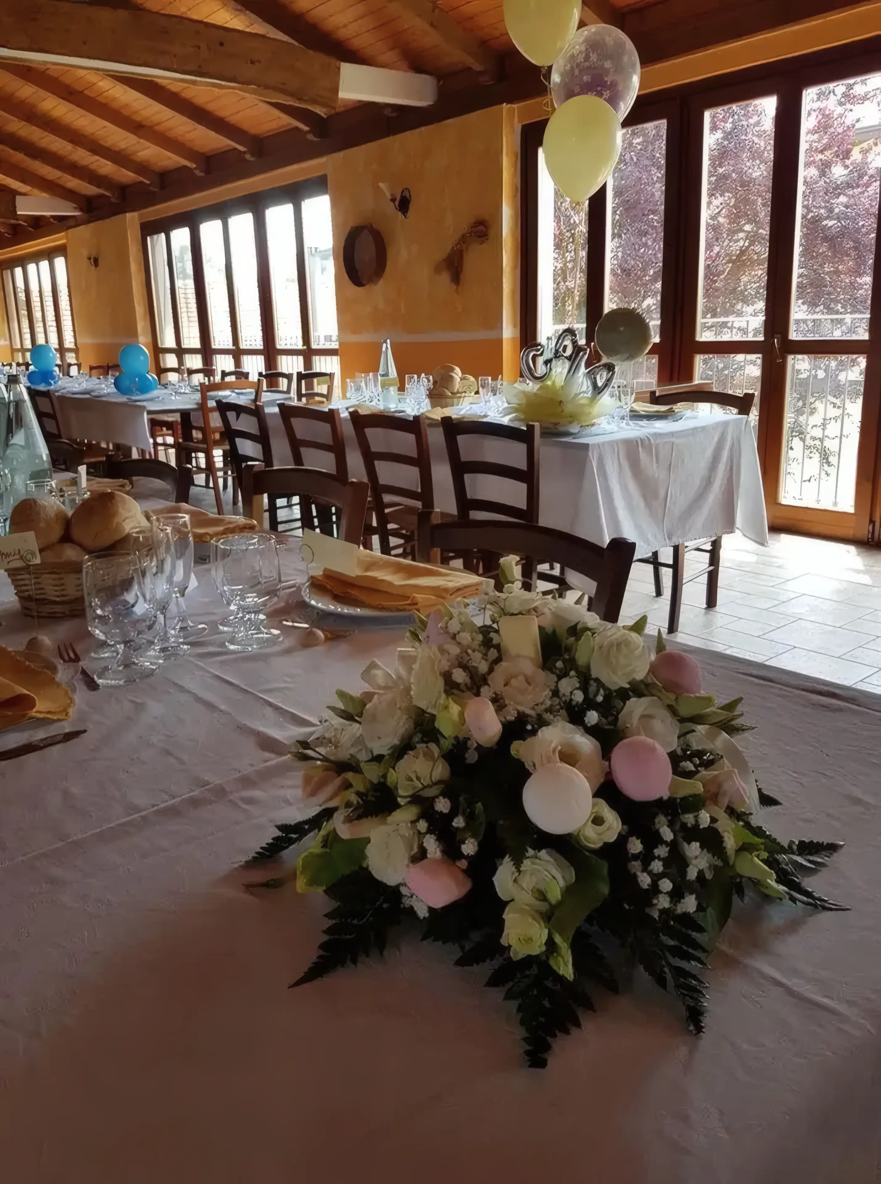 Tavolata allestita per un evento in cascina